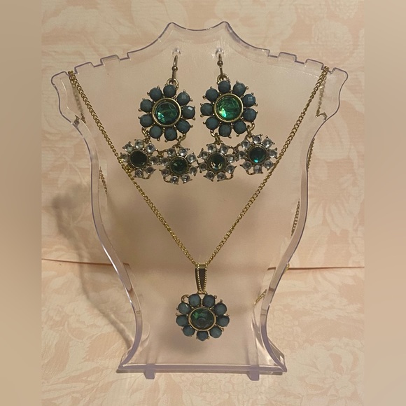 Emerald earring and necklace bundle - Picture 2 of 2
